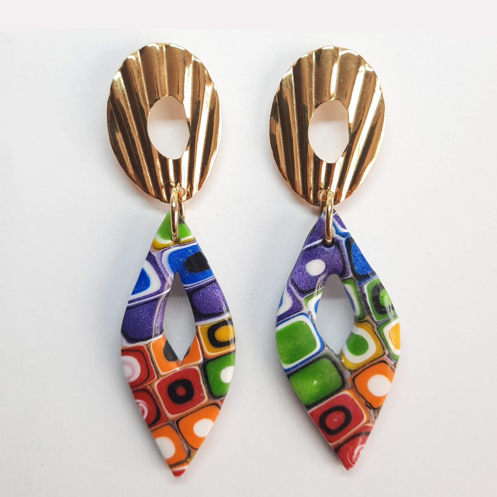 Pendientes Madrid Arcoíris con Base Dorada