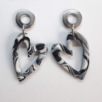 Pendientes Corazón Hueco Negro Blanco con Base Acero
