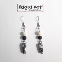 Pendientes Trapecio Negro Blanco con Gancho Acero y Bolitas de Lava