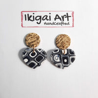 Pendientes Corazón Negro Blanco con Base Dorada