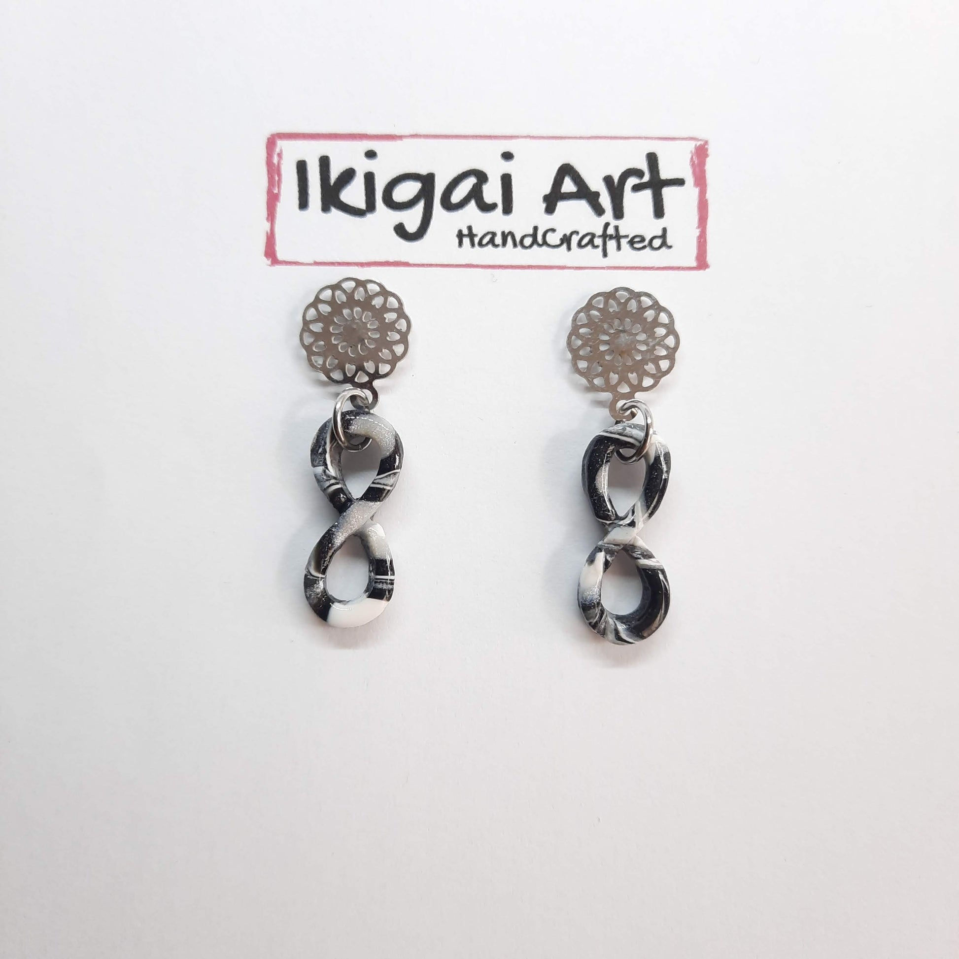 Pendientes Infinito Negro Blanco con Base Acero