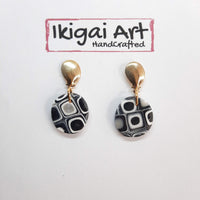 Pendientes Ovalado Negro Blanco con Base Dorada