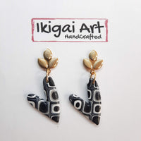 Pendientes Corazón Negro Blanco con Base Dorada