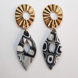 Pendientes Madrid Negro Blanco con Base Dorada