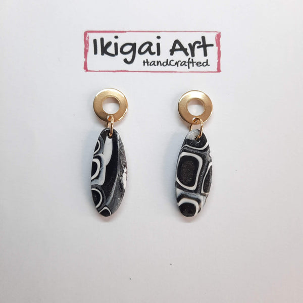 Pendientes Ovalado Negro Blanco con Base Dorada