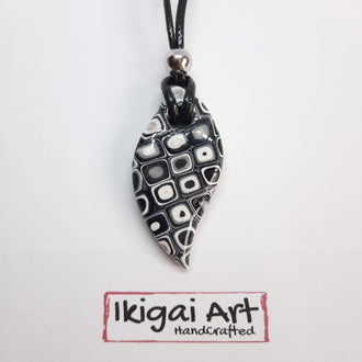 Colgante Fantasy Mediano Negro Blanco