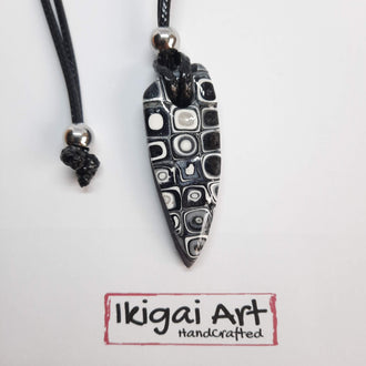 Colgante Triángulo Negro Blanco