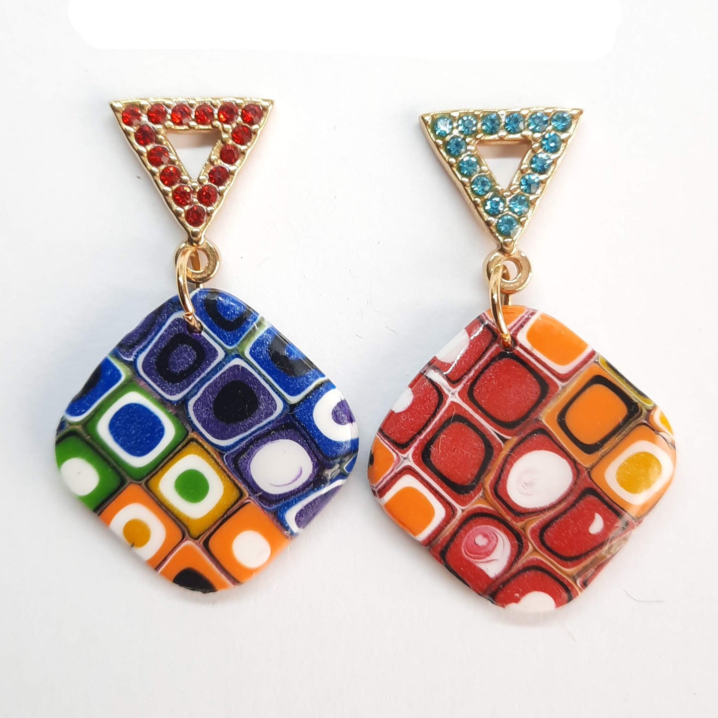 Pendientes Cuadrado Arcoíris con Base Dorada y Strass