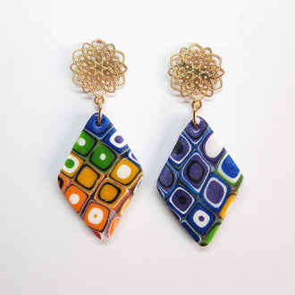 Pendientes Rombo Arcoíris con Base Dorada