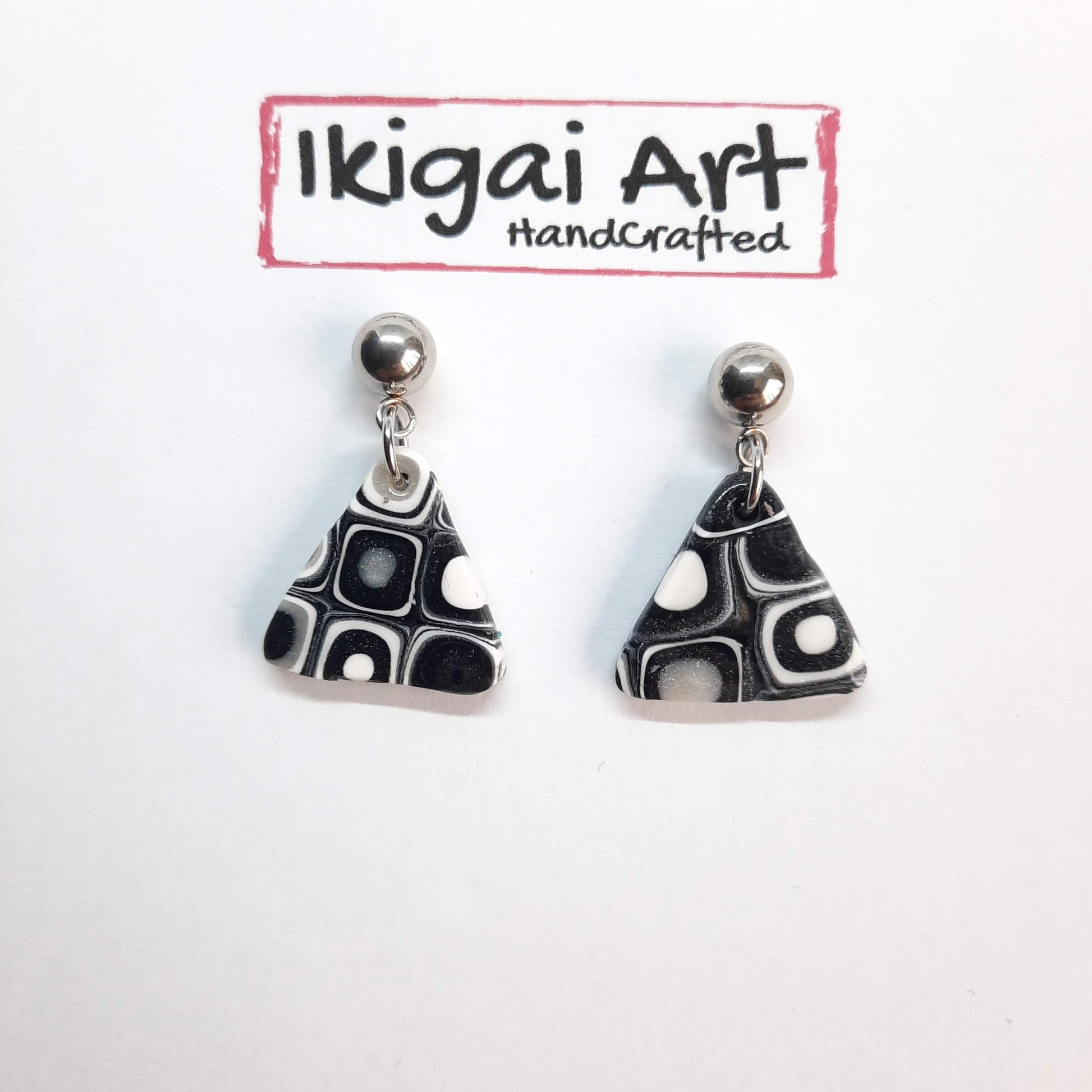 Pendientes Triángulo Negro Blanco con Base Acero