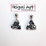 Pendientes Triángulo Negro Blanco con Base Acero