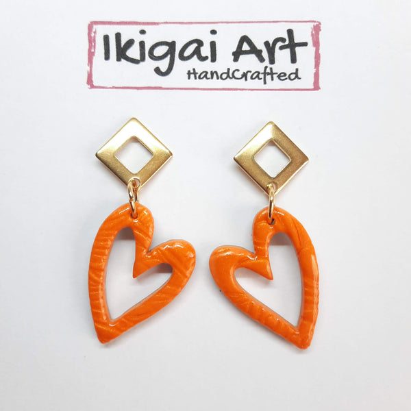 Pendientes Corazón Naranja con Base Dorada