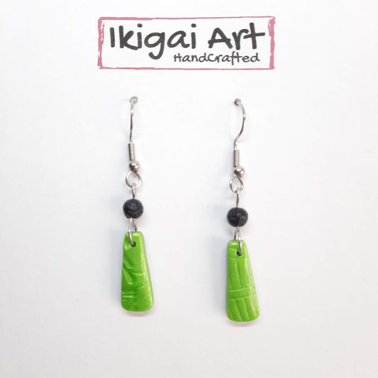 Pendientes Trapecio Verde con Gancho Acero y Bolitas de Lava