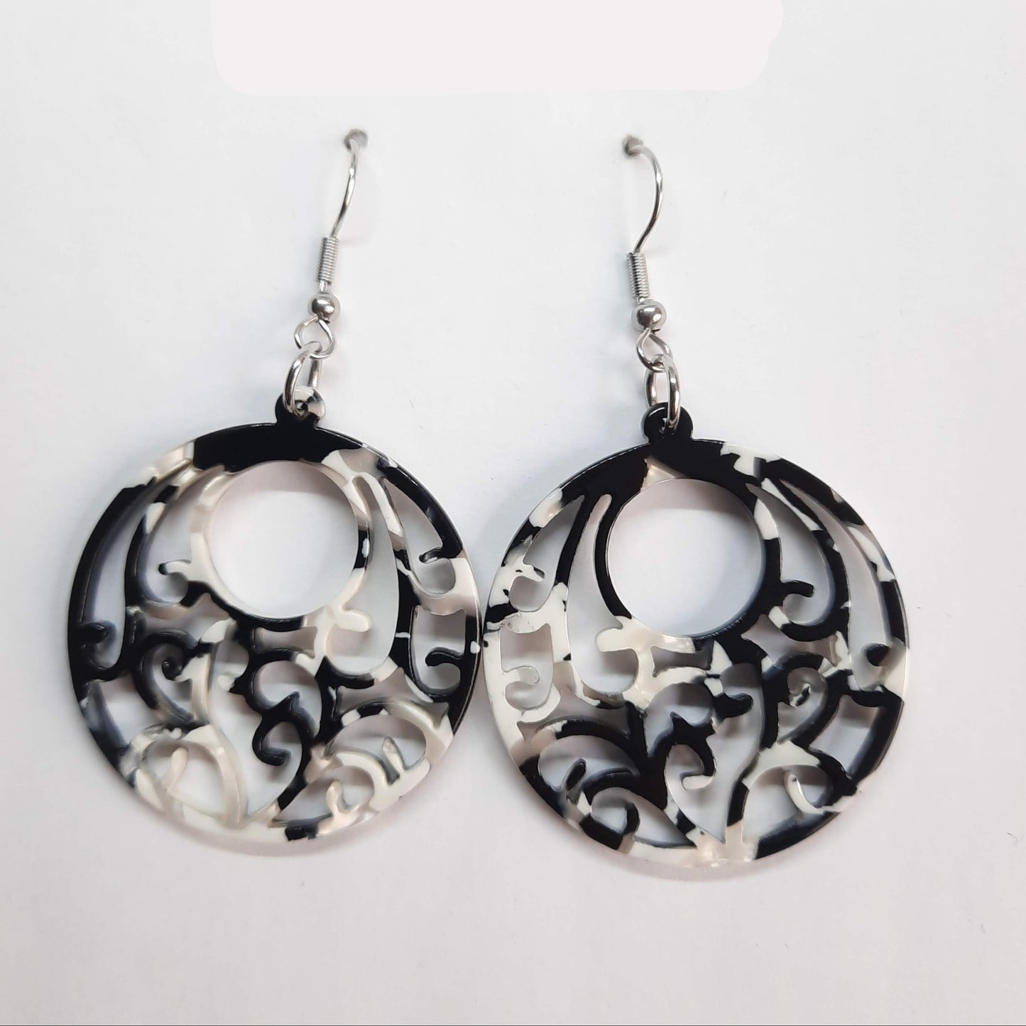 Pendientes Redondo Resina con Gancho Negro Blanco