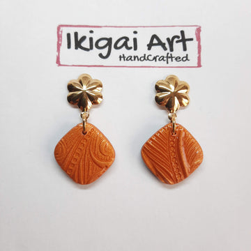 Pendientes Cuadrado Redondeado Pequeño Herrumbre con Base Dorada