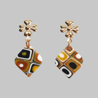 Pendientes Cuadrado Pequeño Amarillo Antiguo con Base Dorada
