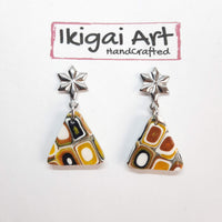 Pendientes Triangular Amarillo Antiguo con Base Acero