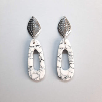 Pendientes Fantasy Mediano Blanco Mármol con Base Acero