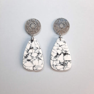 Fantasy-Ohrringe aus weißem Marmor mit Stahlsockel