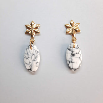 Pendientes Ovalado Blanco Mármol con Base Dorada