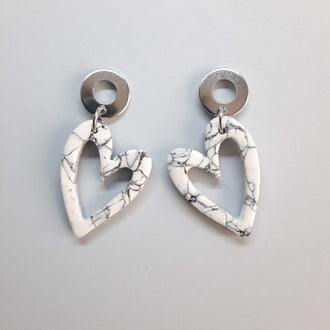 Pendientes Corazón Hueco Blanco Mármol con Base Acero