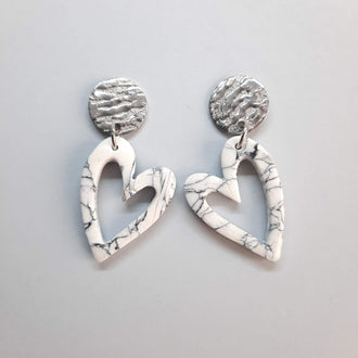 Pendientes Corazón Hueco Blanco Mármol con Base Acero