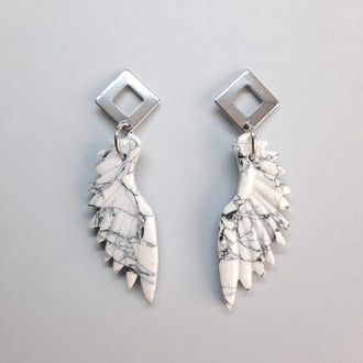 Pendientes Alas Blanco Mármol con Base Acero