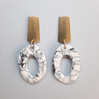 Pendientes Ovalado Blanco Mármol con Base Dorada