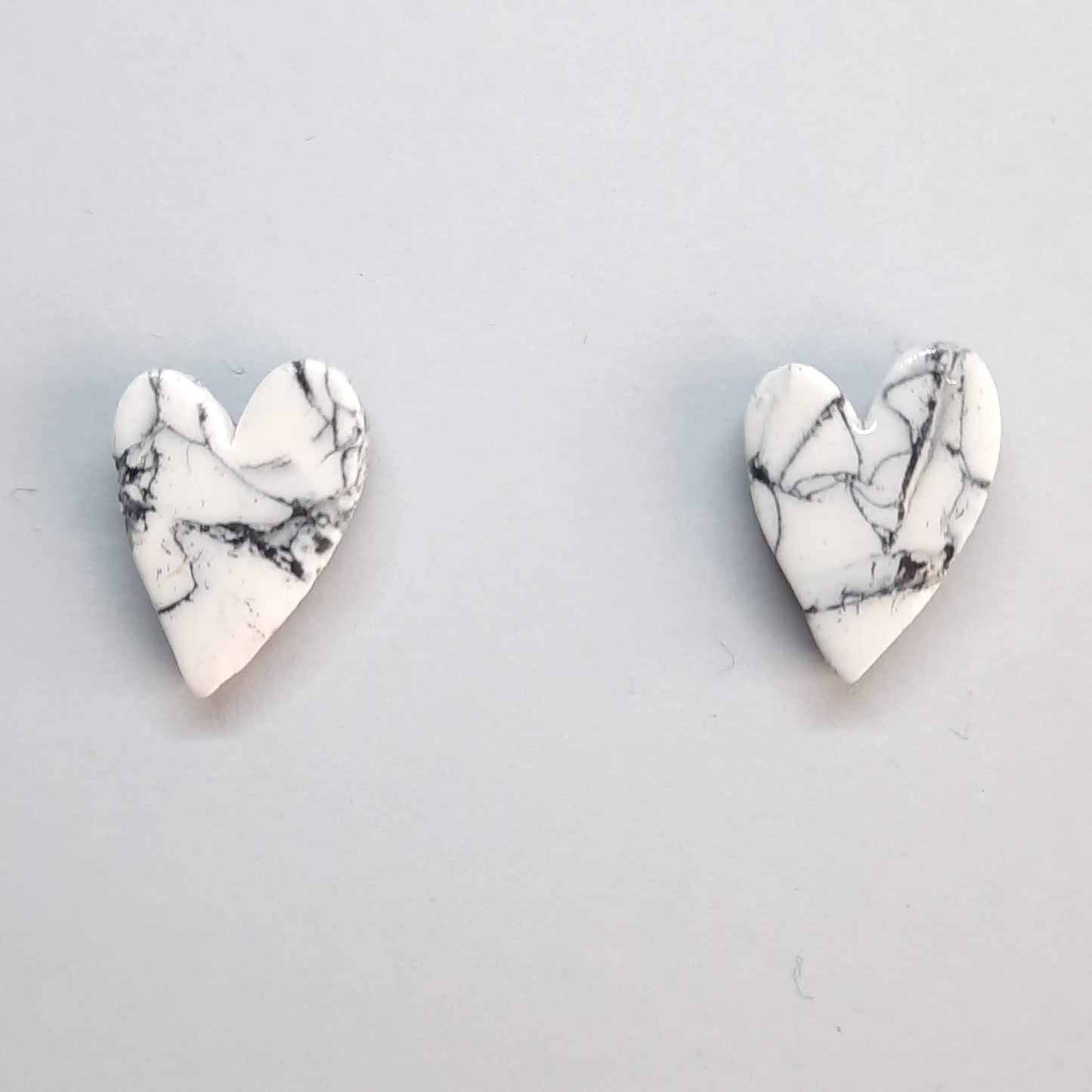Pendientes Botón Corazón Blanco Mármol