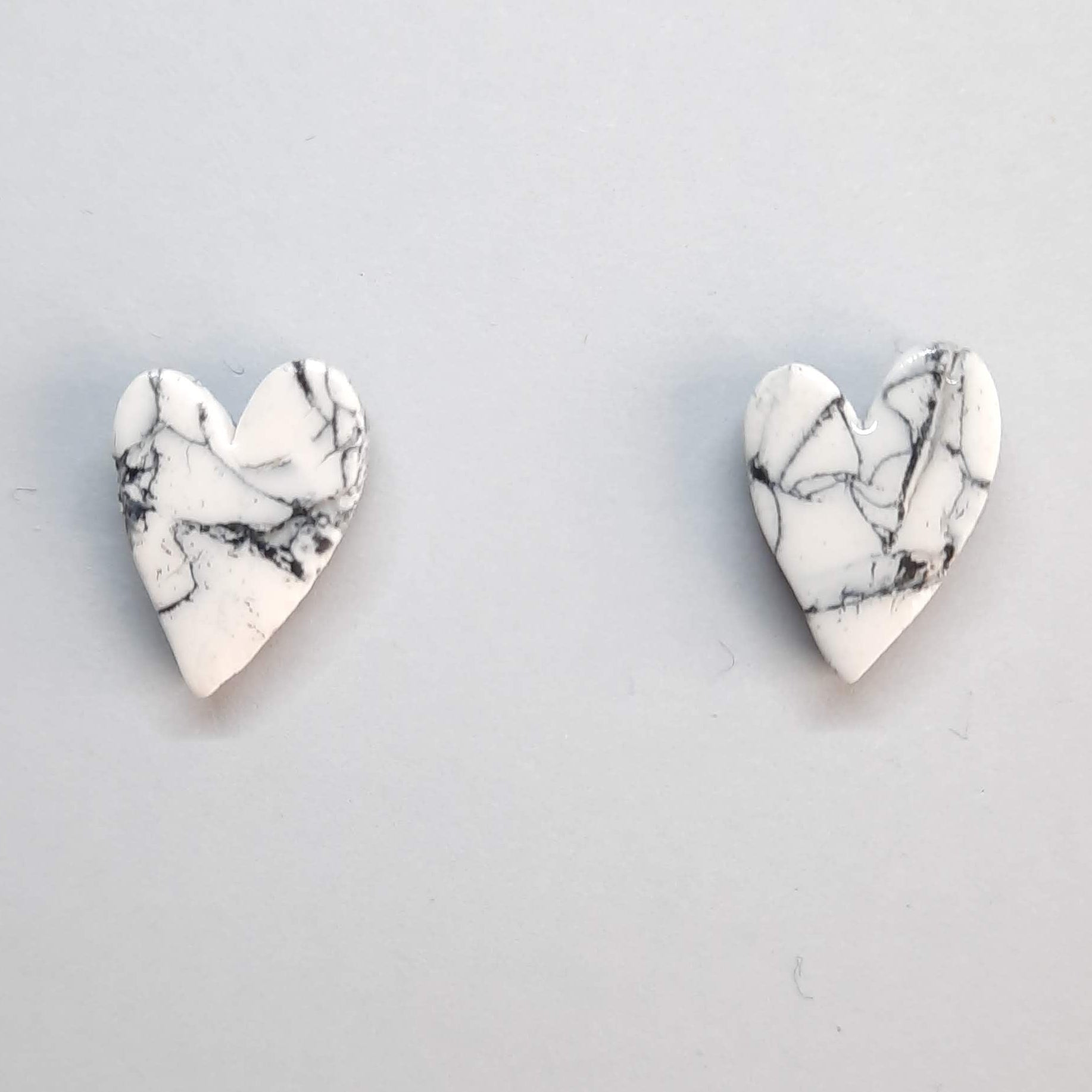 Pendientes Botón Corazón Blanco Mármol