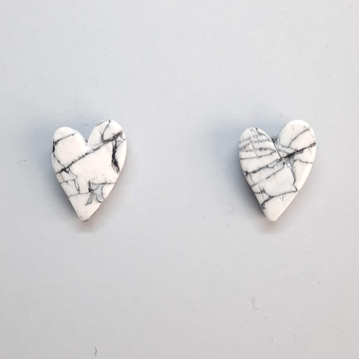 Pendientes Botón Corazón Blanco Mármol