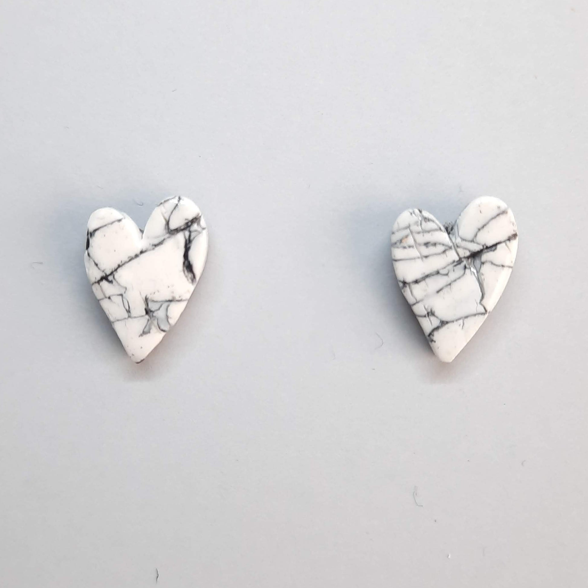 Pendientes Botón Corazón Blanco Mármol