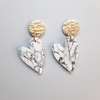 Pendientes Corazón Blanco Mármol con Base Dorada