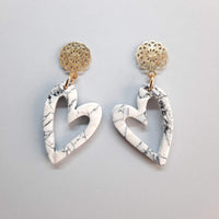 Pendientes Corazón Blanco Mármol con Base Dorada