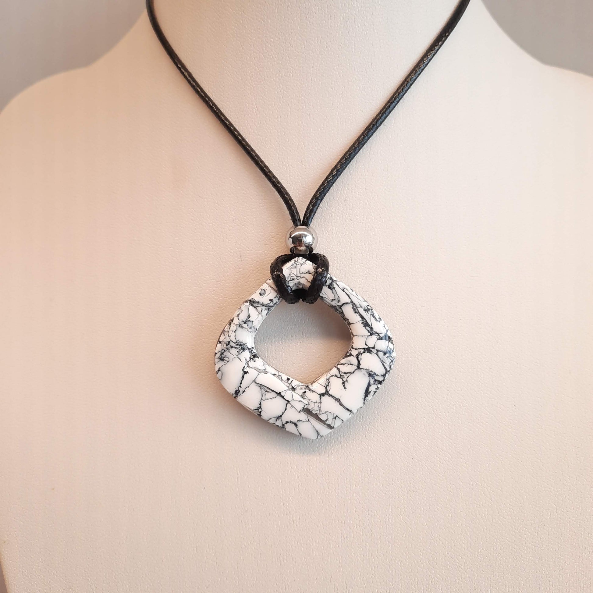 Colgante Abanico Mediano Blanco Mármol