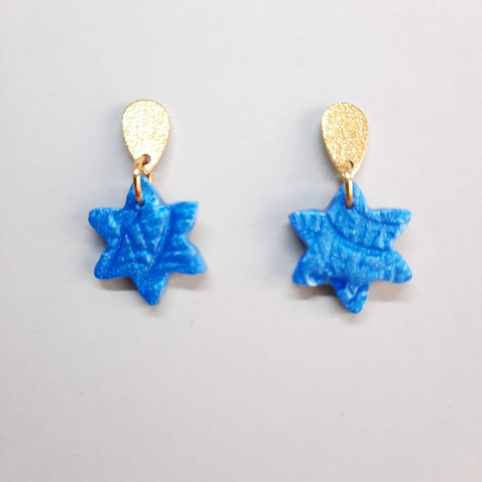 Pendientes Estrella Azul con Base Dorada