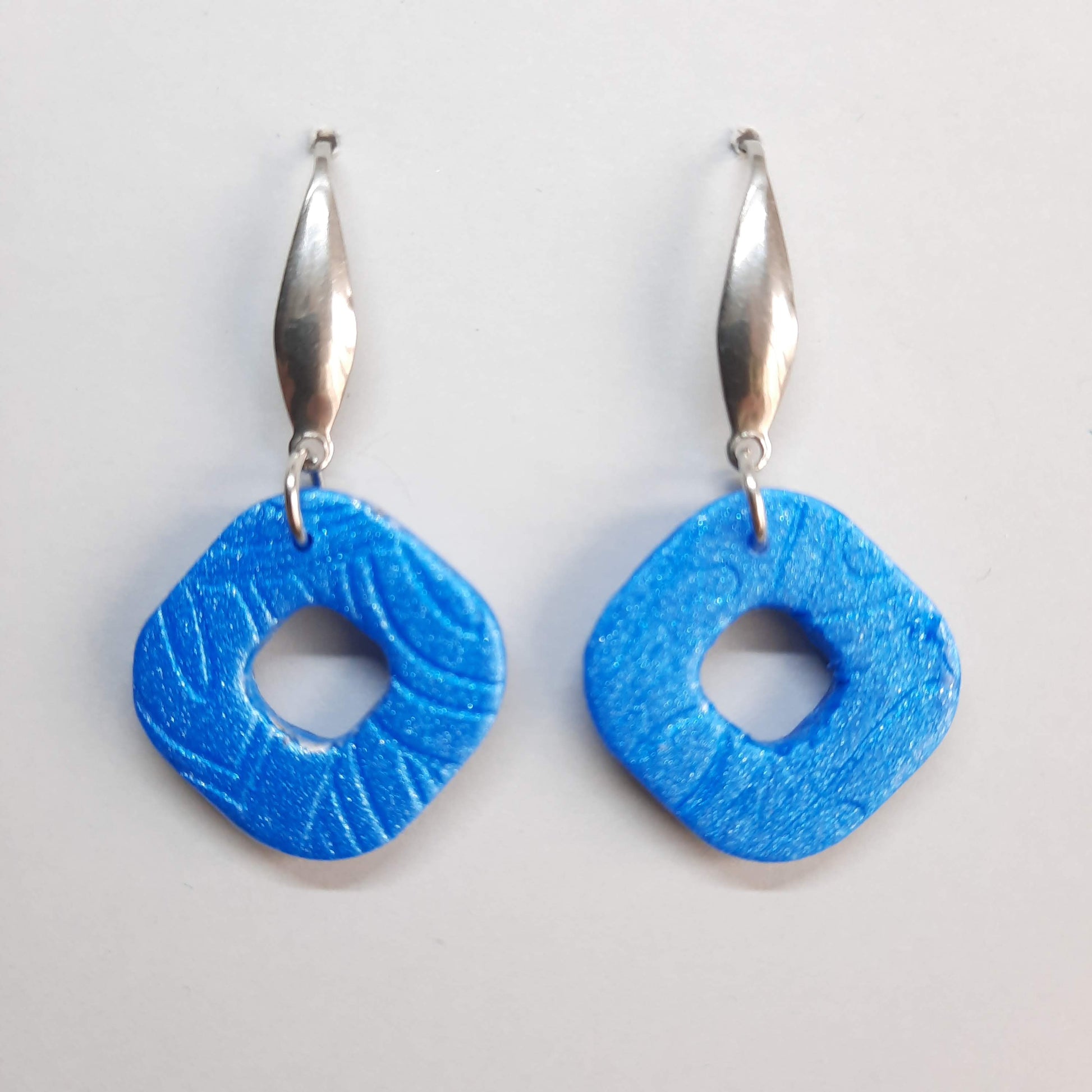 Pendientes Cuadrado Redondeado Azul con Base Acero