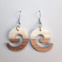 Pendientes Espiral Blanco Resina y Madera con Gancho