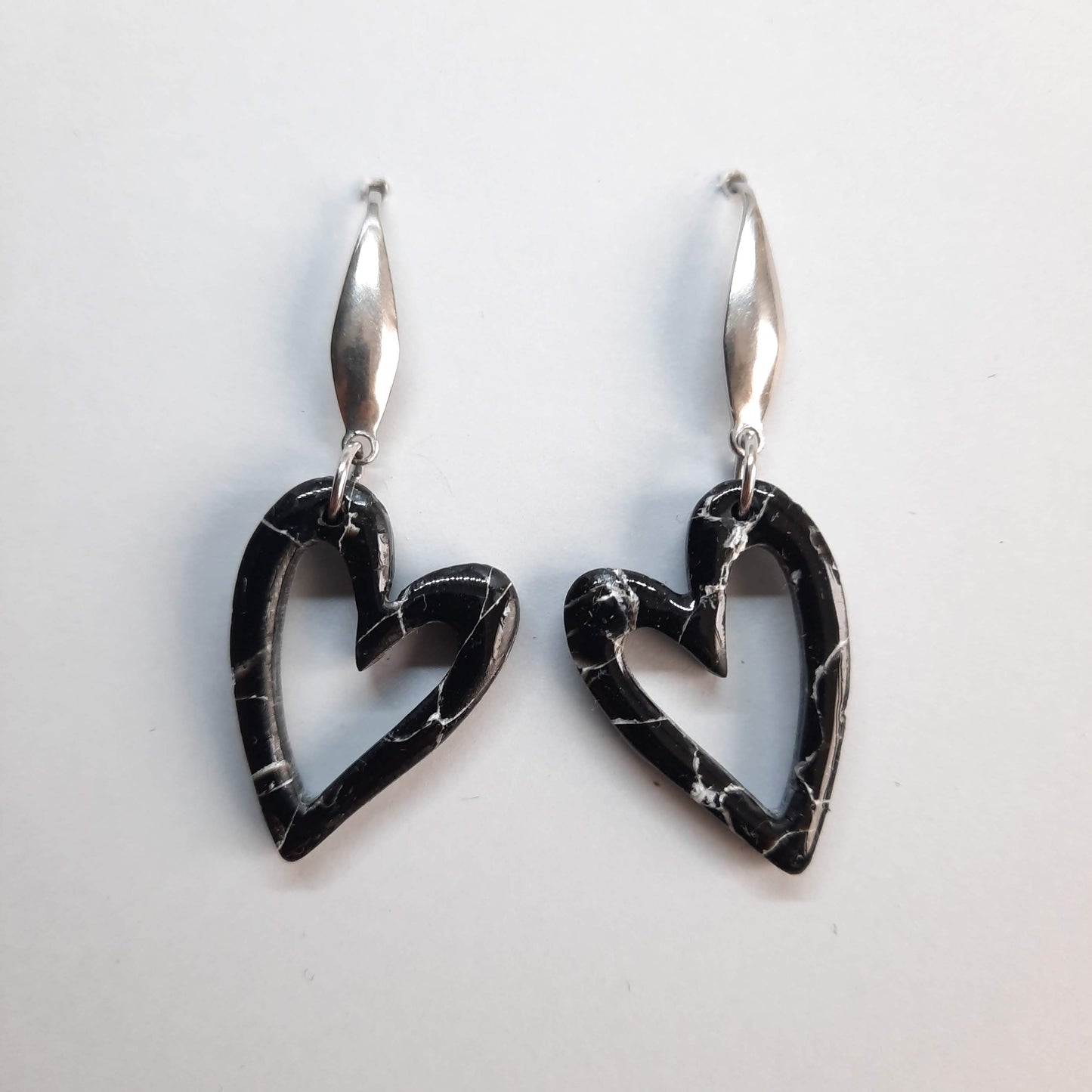 Pendientes Corazón Negro Mármol con Base Acero