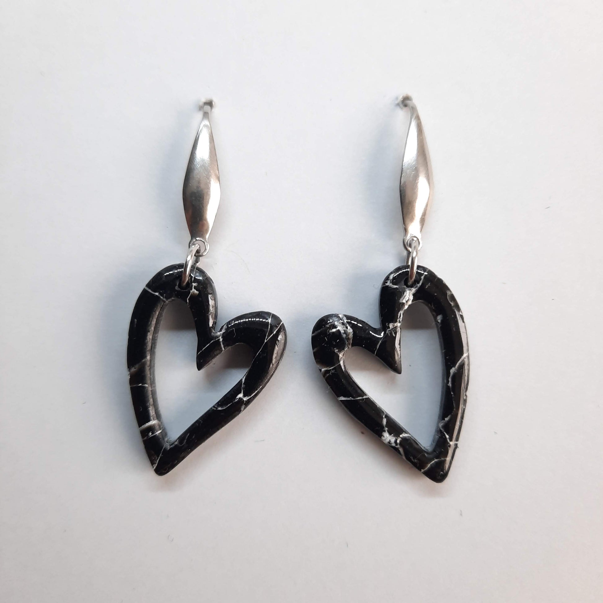 Pendientes Corazón Negro Mármol con Base Acero