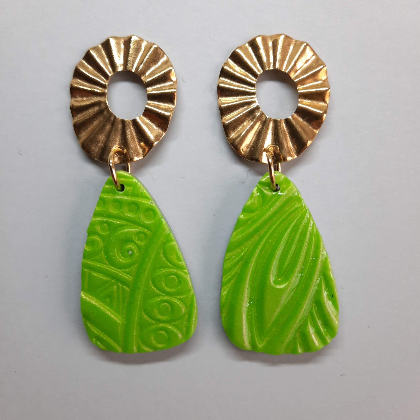 Pendientes Fantasy Verde con Base Dorada