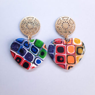 Pendientes Corazón Mediano Arcoíris con Base Dorada