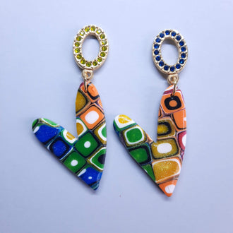 Pendientes Corazón Grande Arcoíris con Base Dorada y Strass