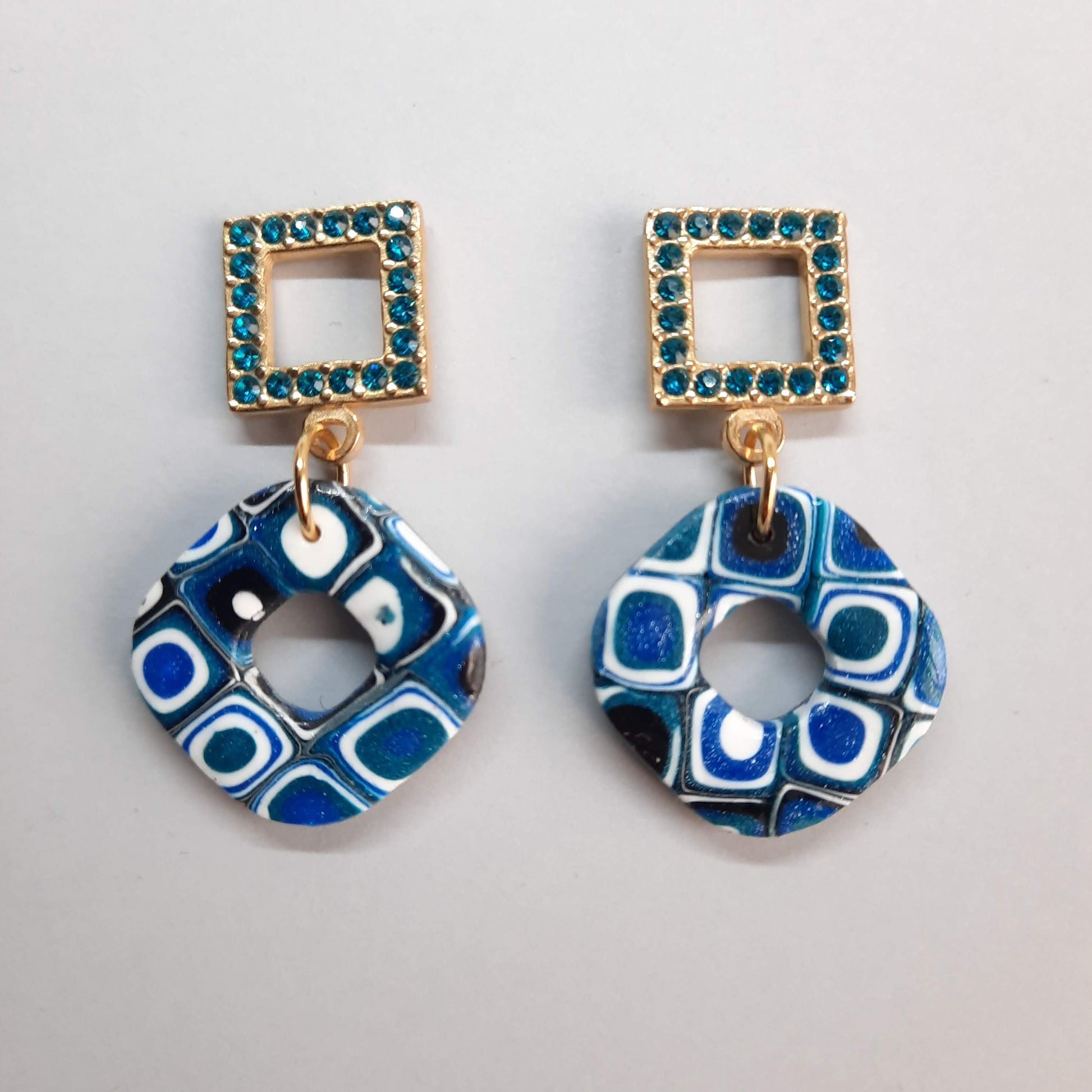 Pendientes Donut Cuadrado Pasión Azul con Base Dorada y Strass