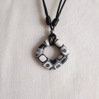 colgante cuadrado negro blanco
