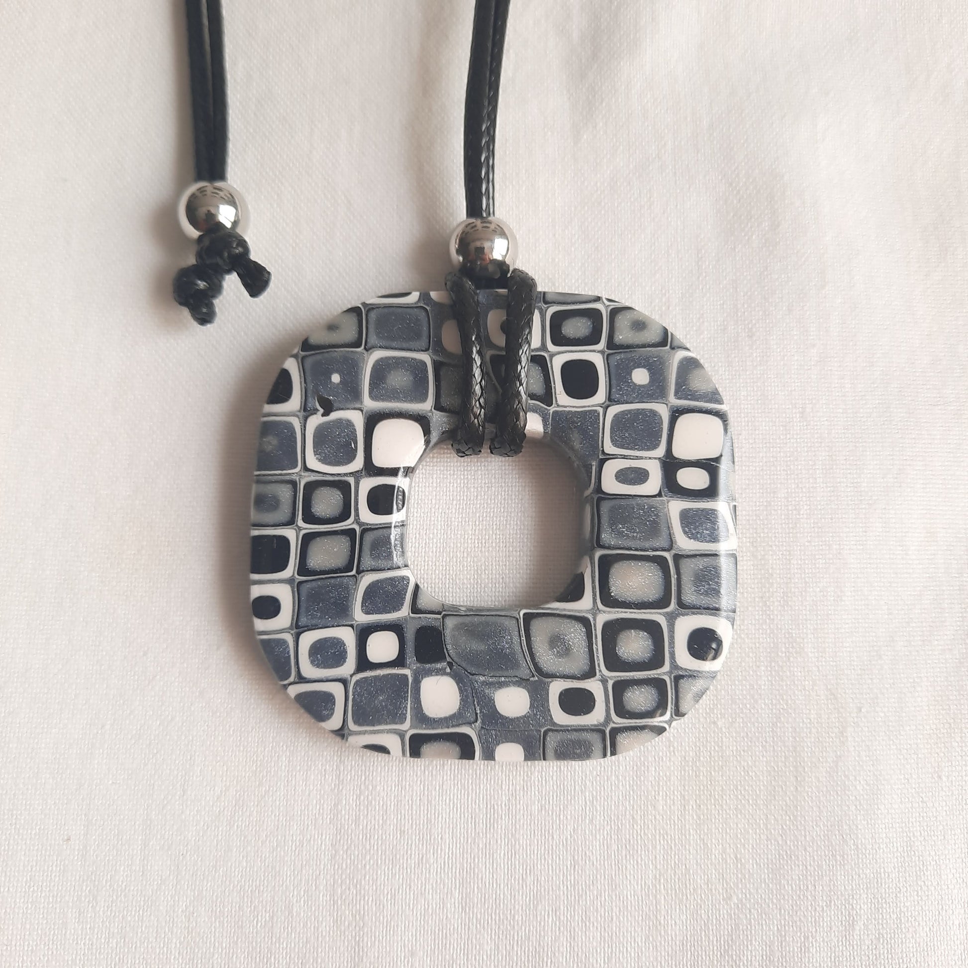 Colgante Cuadrado Redondeado Negro Blanco