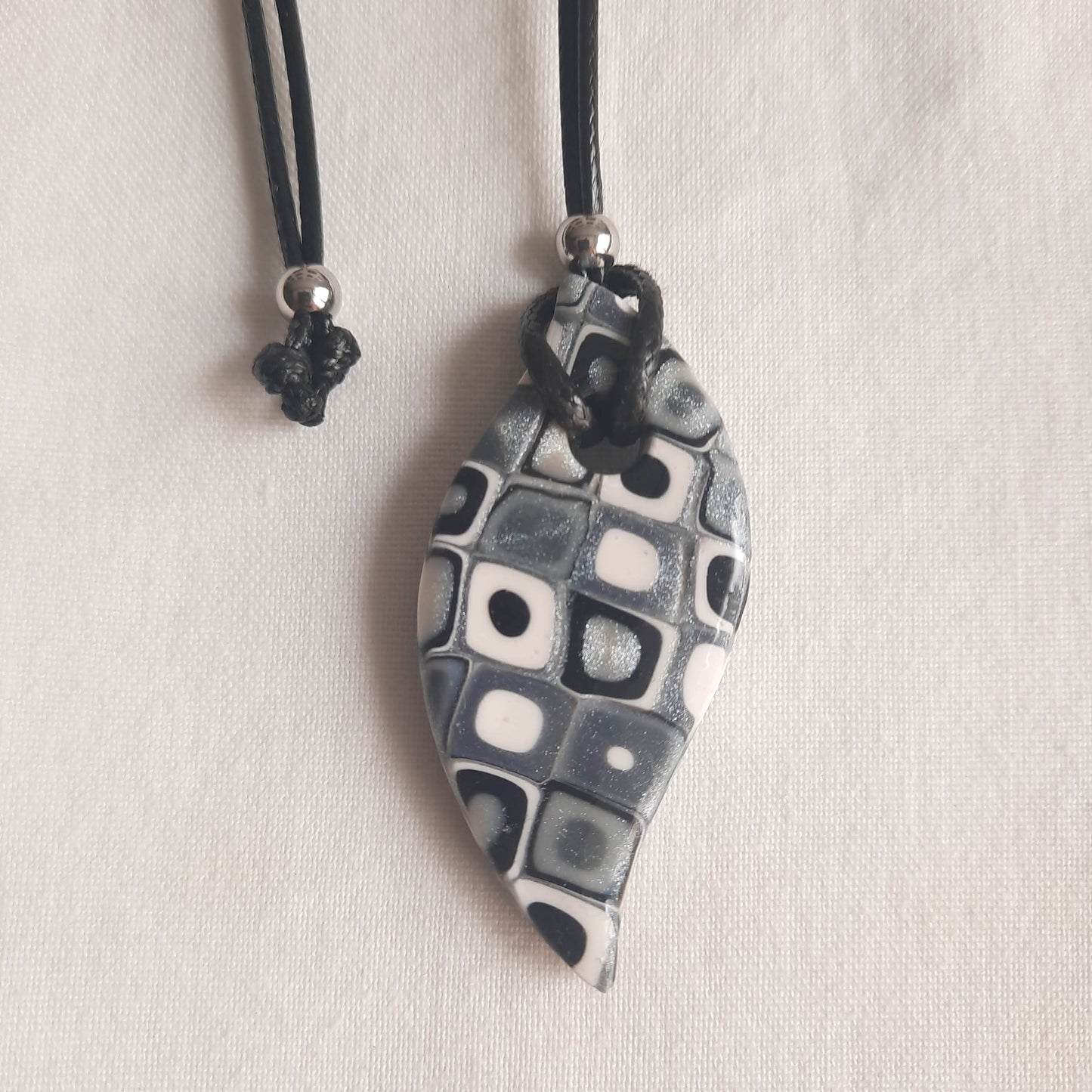 Fantasy-Anhänger Medium Schwarz Weiß