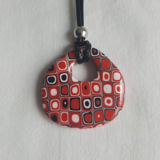 colgante fantasy rojo blanco negro