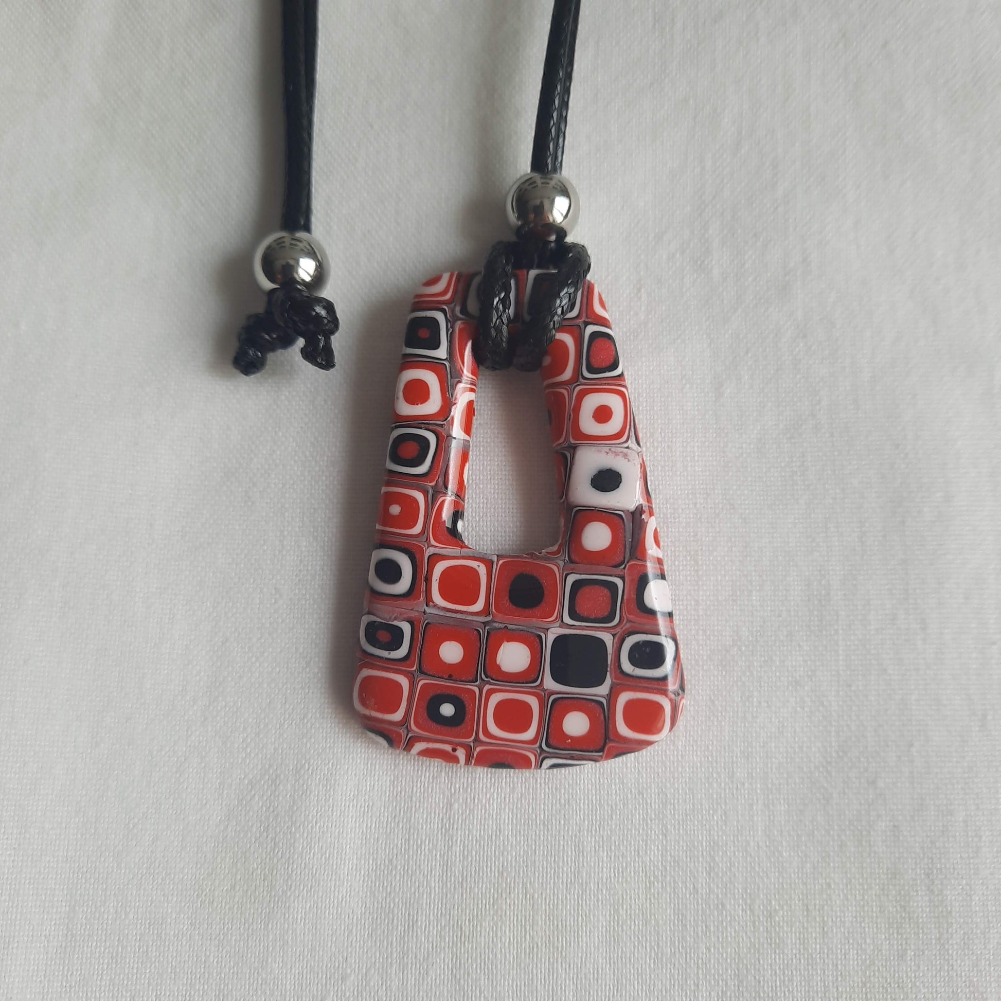 colgante fantasy rojo blanco negro