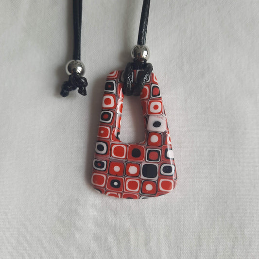colgante fantasy rojo blanco negro